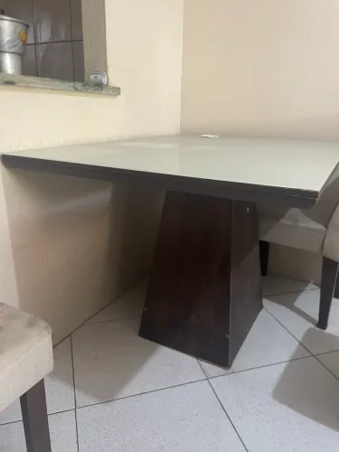 MESA COM TAMPA DE VIDRO