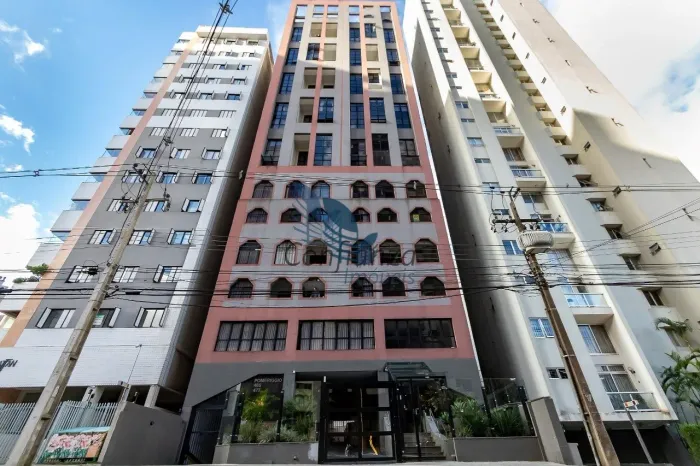 Apartamento duplex com dois quartos e vaga de garagem. Bairro Cabral - Curitiba/PR