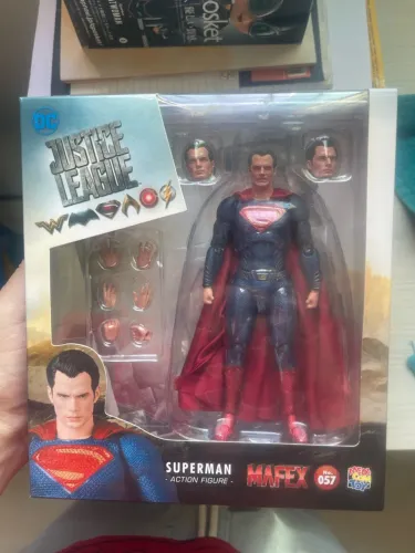 Superman Mafex liga da justiça - detalhe