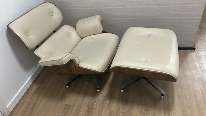 Poltrona Charles Eames com Puff