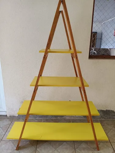 Estante moderna amarela