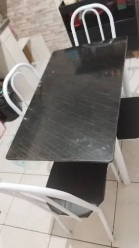 Mesa de quatro cadeiras 