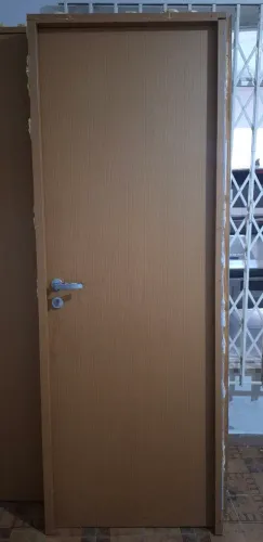 Porta Lisa MDF - Semi- nova. Bom Estado, sem avaria. Medidas: 77 por 2,13 com castilho.