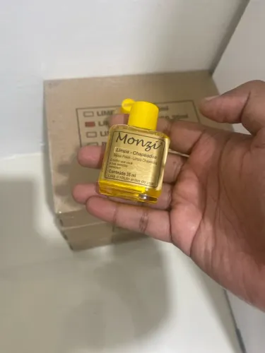 Líquido Monzi limpa chapeados e banhados a ouro