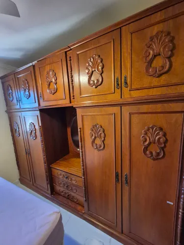 Guarda-Roupa Colonial Antigo em Madeira Maciça + 2 Criados-Mudos