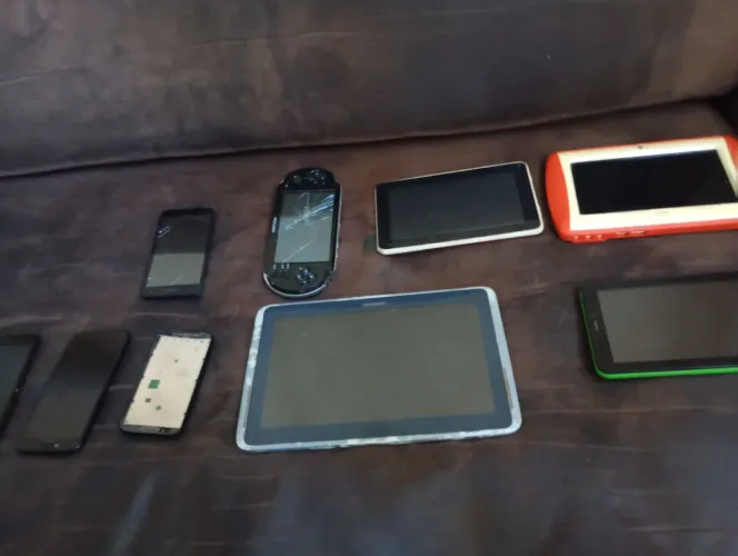 Vendo estes tablets e celulares usados com defeito.