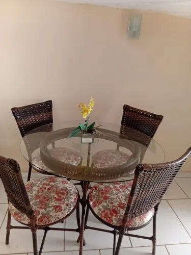 Mesa com 04 cadeiras em vime.