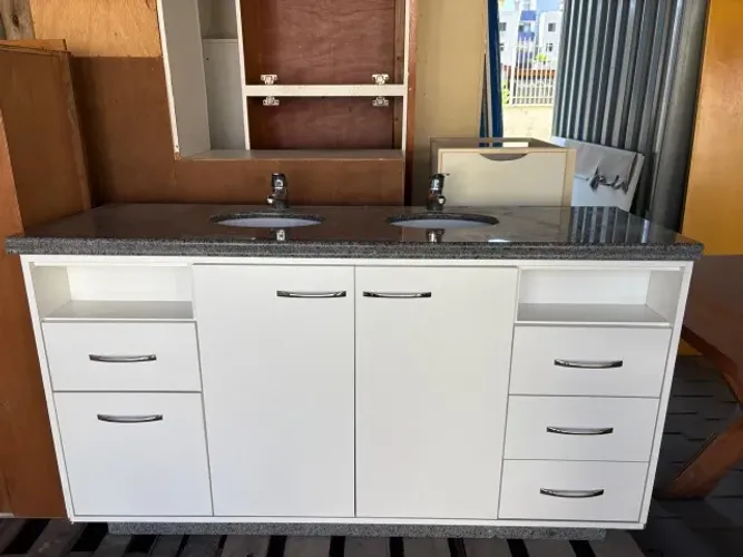 Gabinete de banheiro branco com bancada de granito completo com espelho