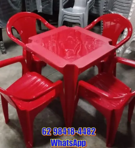 Jogo de mesa e 4 cadeiras de plástico em várias cores! Cadeira suporta 154 Kg