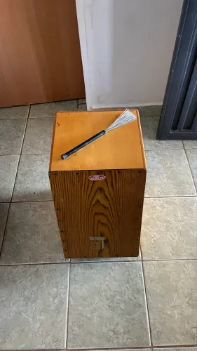 Cajon arcústico