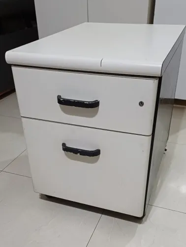 Gaveteiro de ferro com rodas