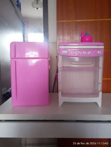 Vendo uma geladeira e um fogão de brinquedo
