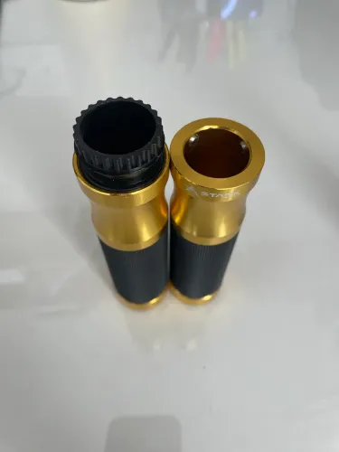 Manopla punho dourado novo