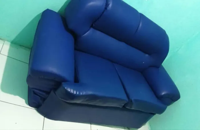 Sofá de 2 lugares com 2 almofadas no assento acochoado $300