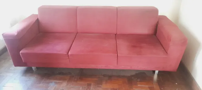 Sofá grande, para três lugares. Muito novo.