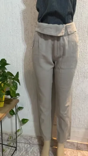 Calça Hering em linho na cor Nude acinzentado <br>Tm 40 <br>R$89,00