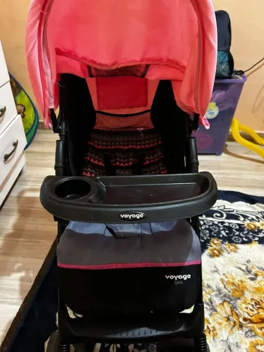Pra quem vai ser pai e mãe de menina essa carrinho ideal para passear semi novo