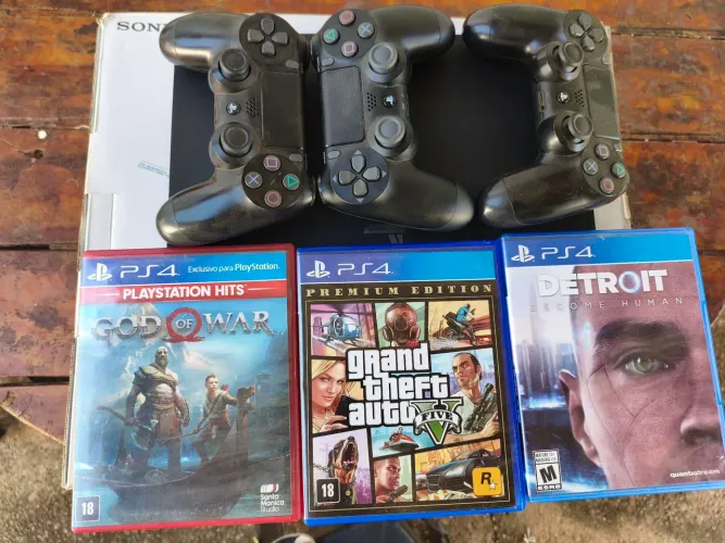 Ps4 pro companha três controles e jogos