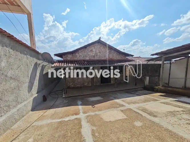 Excelente Casa Ampla com Terreno Generoso Ideal para Quem Busca Espaço e Conforto!