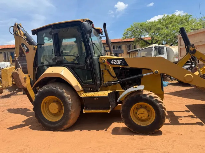 Retroescavadeira Caterpillar 420f
