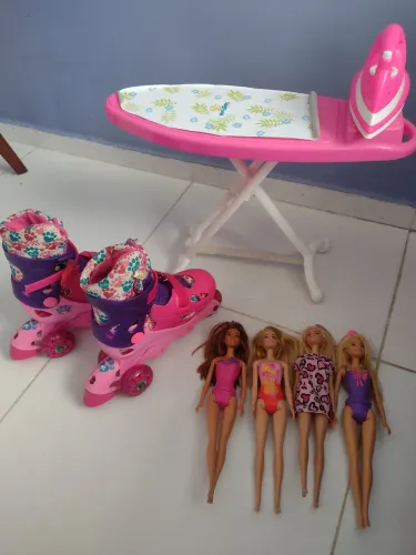 Bonecas e patis da Barbie 