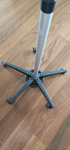 Pedestal com rodas para secador de cabelo