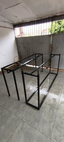 Arara para roupas e aparador metal reforçado