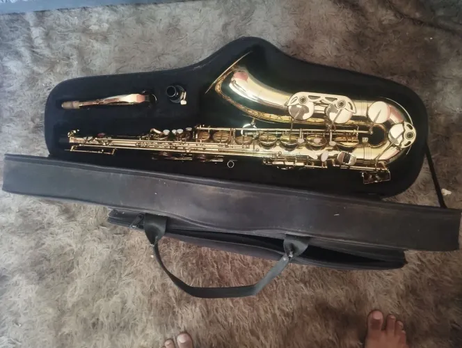 Sax tenor Harmonics em ótimo estado