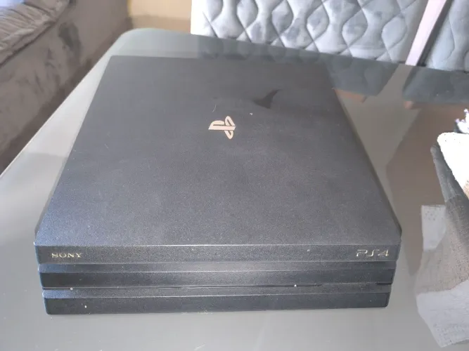 PS4 Pro com 2 controles