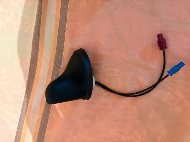 Antena de GPS e Rádio Barbatana de Tubarão.