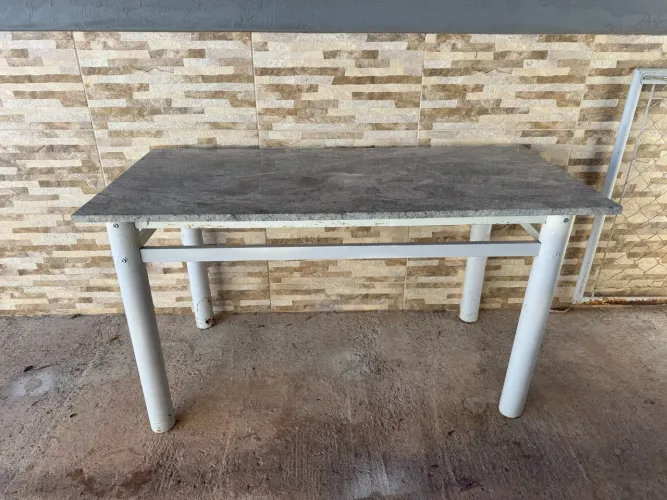 Mesa de mármore com base de ferro
