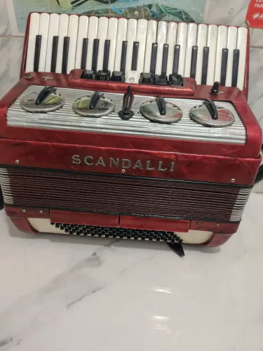 Sanfona scandalli 80 baixos