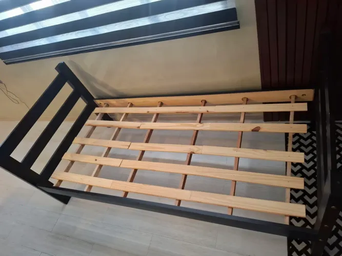 Cama de solteiro em madeira cor preto