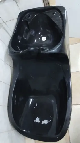 Lavatório preto.