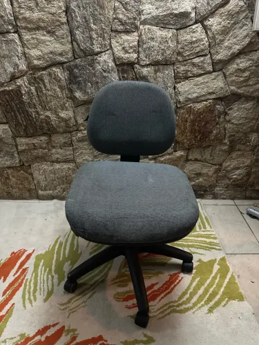 Cadeira de Escritório Secretária Giratória Cinza - R$ 95
