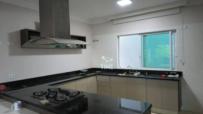Bom Retiro  Casa com jardim, 3 suítes e 4 vagas para viver com conforto e segurança