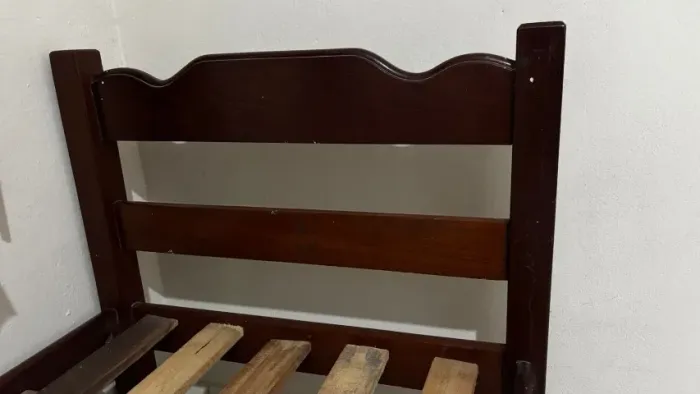 Cama de solteiro madeira maciça