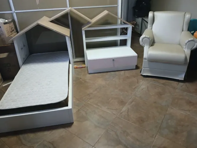 Cama infantil mais cadeira de amamentação