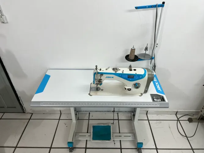 Máquina de costura reta Jack A4