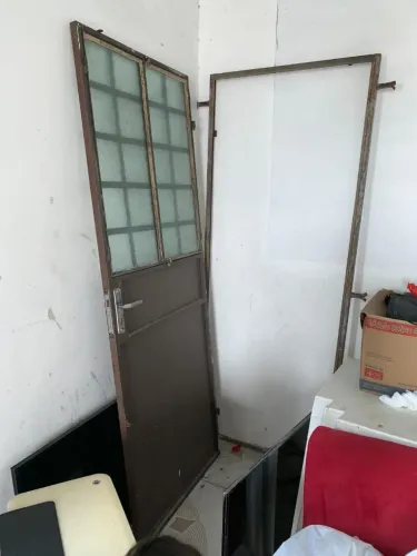 Porta de ferro com vidro e aduela 