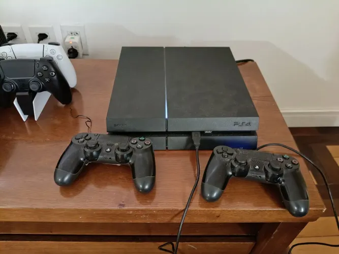 Ps4 slim 2TB 2 controles com jogos