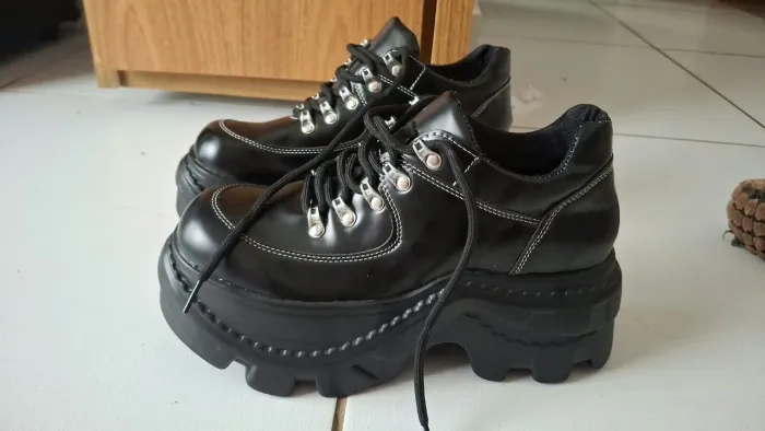 Tênis preto punk da romwe comprei na shien porém pedi numeração errada tamanho 38