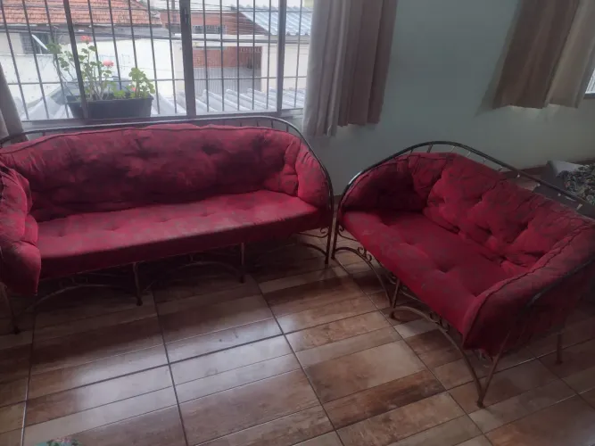 Conjunto dois sofás de dois e três lugares ótimo estado 