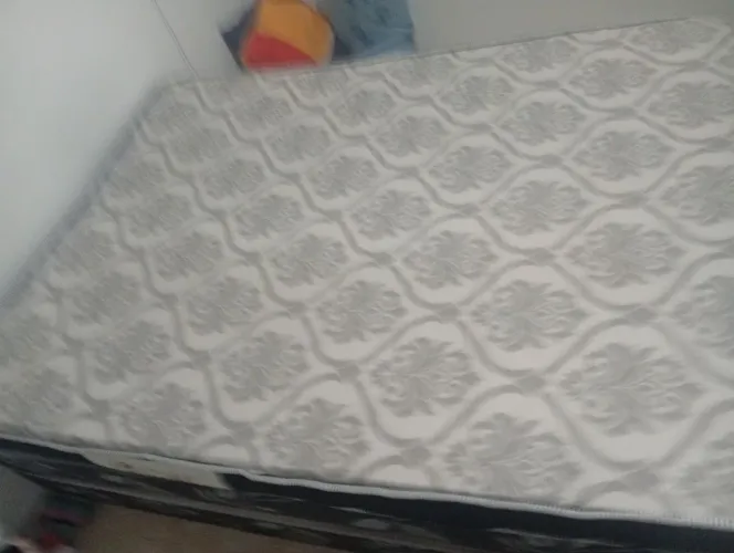 Cama, colchão e base à venda 