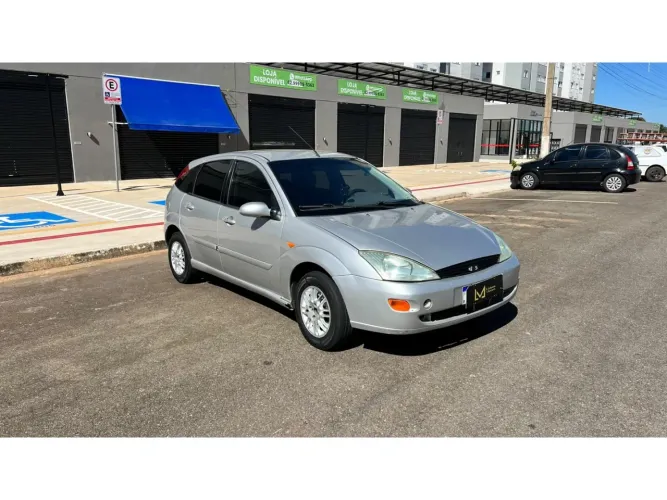 Ford Focus 1.8 16V 5P 2001