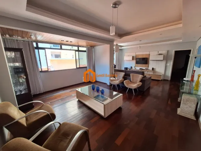 Um clássico que nunca sai de moda: 166m² com piso de madeira e muita personalidade