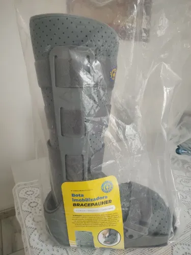 Vendo Bota Ortopédica. Para vender logo Nova nunca usada ser para pé direito ou esquerdo.