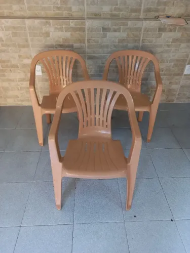 Conjunto de mesa com cadeira plásticas