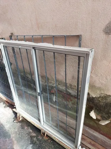 Janela de alumínio com vidro.