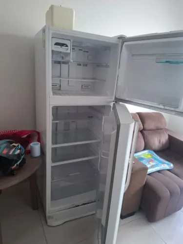 Geladeira com poucos detalhes de uso, bem a baixo do preço. e sem defeito algum!